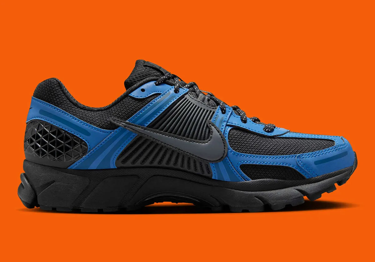 Nike Zoom Vomero 5 noire avec détails Court Blue, renfort TPU et amorti Zoom Air. Vue de l'intérieur 