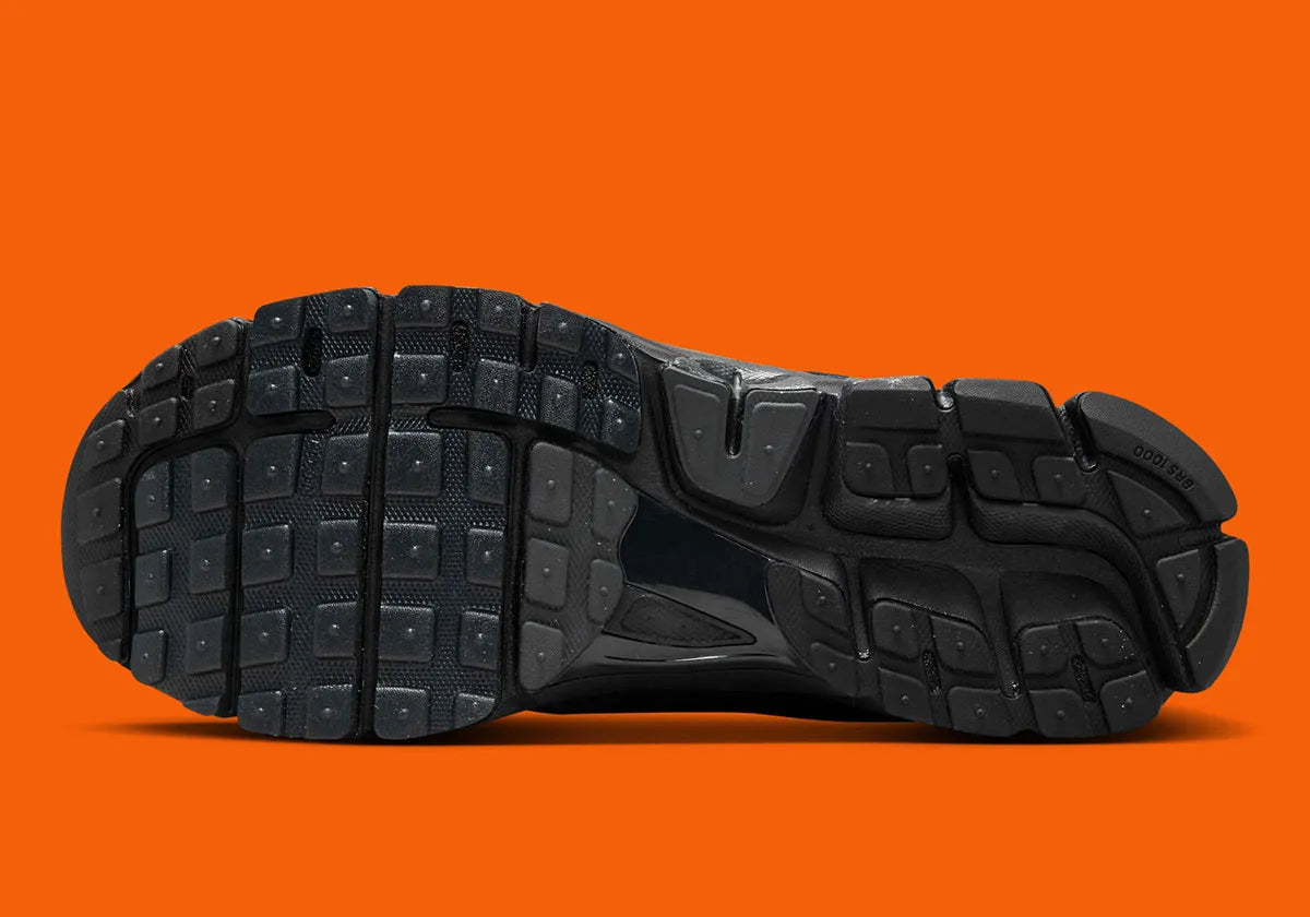 Nike Zoom Vomero 5 noire avec détails Court Blue, renfort TPU et amorti Zoom Air. Vue de dessous