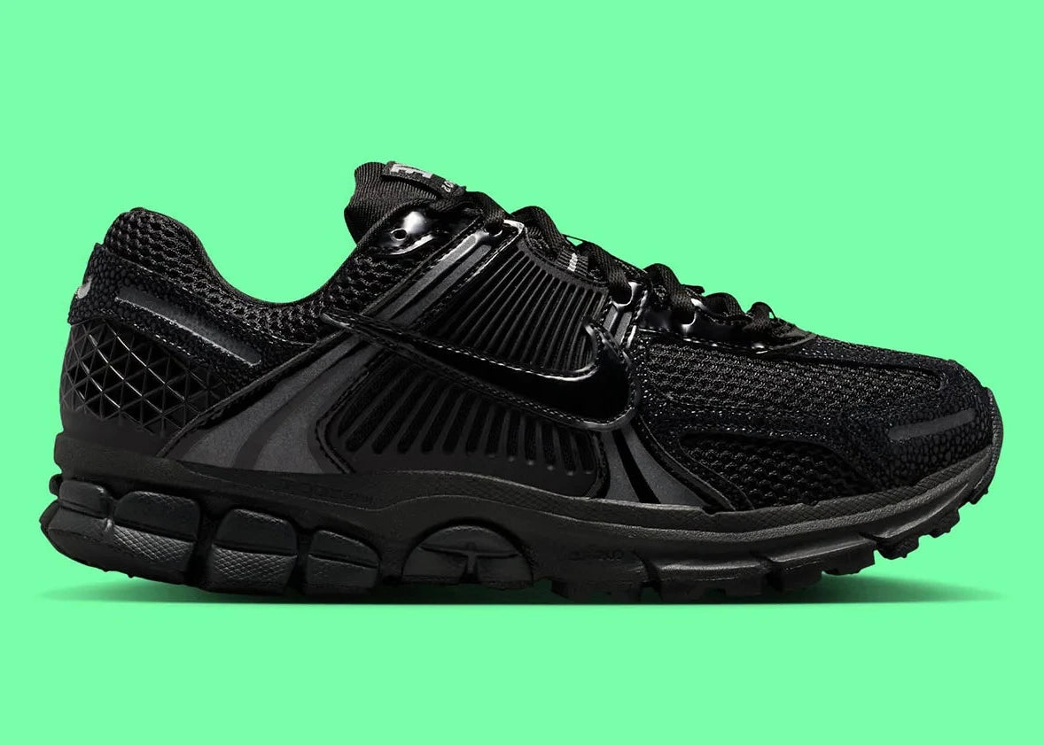 Sneakers Nike Zoom Vomero 5 femme Black Patent avec mesh respirant, finition brillante et amorti Zoom Air premium
