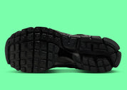 Sneakers Nike Zoom Vomero 5 femme Black Patent avec mesh respirant, finition brillante et amorti Zoom Air premium
