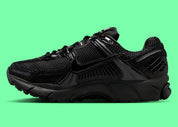 Sneakers Nike Zoom Vomero 5 femme Black Patent avec mesh respirant, finition brillante et amorti Zoom Air premium
