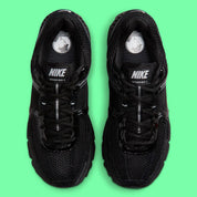 Sneakers Nike Zoom Vomero 5 femme Black Patent avec mesh respirant, finition brillante et amorti Zoom Air premium
