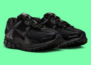 Sneakers Nike Zoom Vomero 5 femme Black Patent avec mesh respirant, finition brillante et amorti Zoom Air premium

