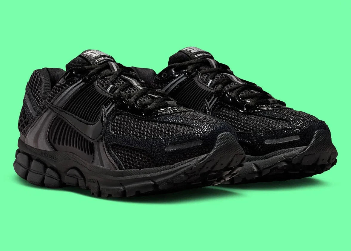 Sneakers Nike Zoom Vomero 5 femme Black Patent avec mesh respirant, finition brillante et amorti Zoom Air premium

