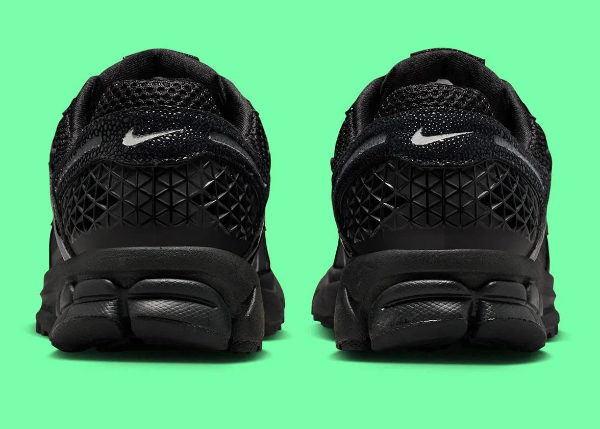 Sneakers Nike Zoom Vomero 5 femme Black Patent avec mesh respirant, finition brillante et amorti Zoom Air premium
