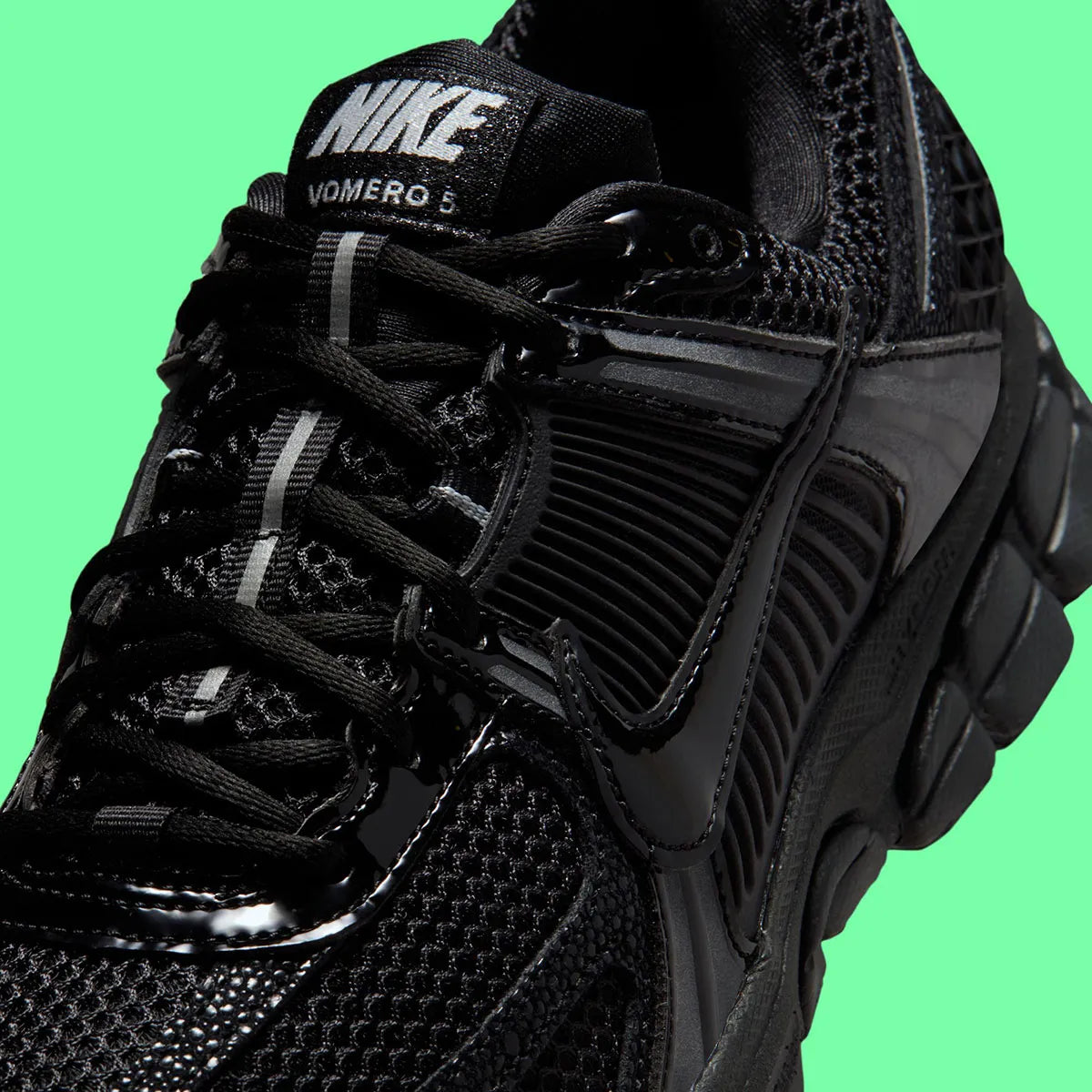 Sneakers Nike Zoom Vomero 5 femme Black Patent avec mesh respirant, finition brillante et amorti Zoom Air premium
