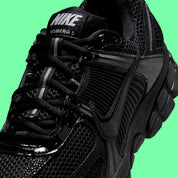 Sneakers Nike Zoom Vomero 5 femme Black Patent avec mesh respirant, finition brillante et amorti Zoom Air premium
