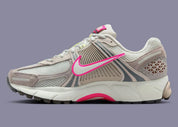Sneakers Nike Zoom Vomero 5 pour femme en College Grey, Light Bone et Medium Ash Sail avec mesh respirant et amorti Zoom Air premium