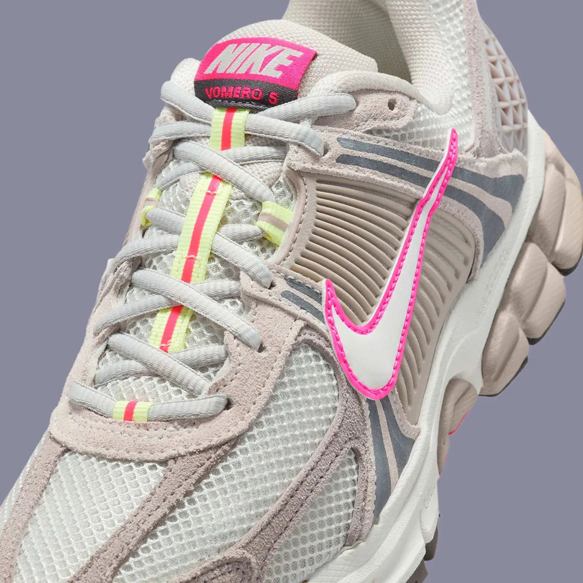 Sneakers Nike Zoom Vomero 5 pour femme en College Grey, Light Bone et Medium Ash Sail avec mesh respirant et amorti Zoom Air premium