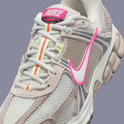 Sneakers Nike Zoom Vomero 5 pour femme en College Grey, Light Bone et Medium Ash Sail avec mesh respirant et amorti Zoom Air premium