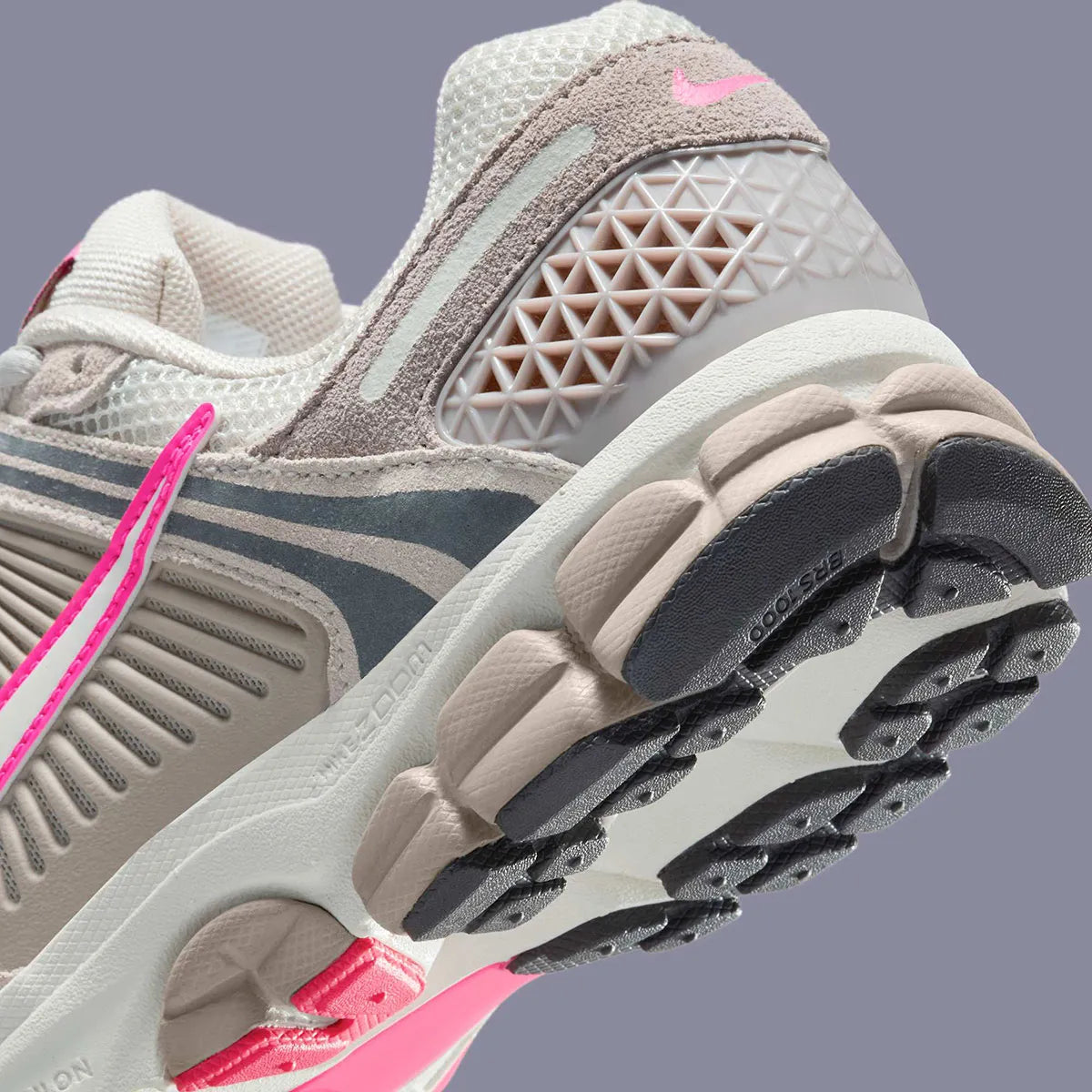 Sneakers Nike Zoom Vomero 5 pour femme en College Grey, Light Bone et Medium Ash Sail avec mesh respirant et amorti Zoom Air premium