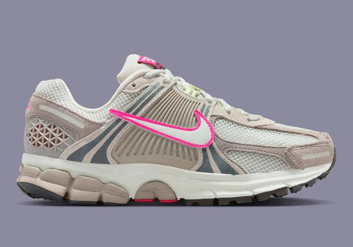 Sneakers Nike Zoom Vomero 5 pour femme en College Grey, Light Bone et Medium Ash Sail avec mesh respirant et amorti Zoom Air premium
