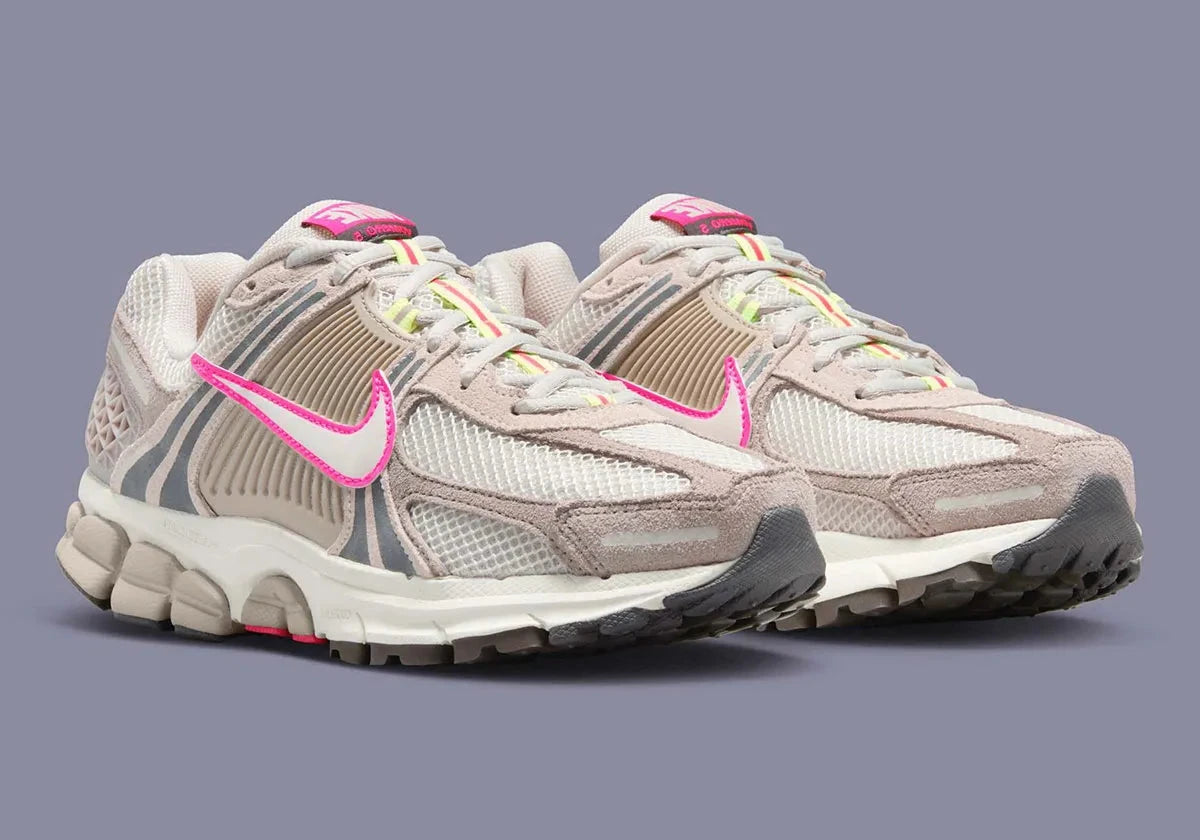 Sneakers Nike Zoom Vomero 5 pour femme en College Grey, Light Bone et Medium Ash Sail avec mesh respirant et amorti Zoom Air premium