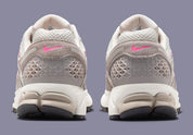 Sneakers Nike Zoom Vomero 5 pour femme en College Grey, Light Bone et Medium Ash Sail avec mesh respirant et amorti Zoom Air premium