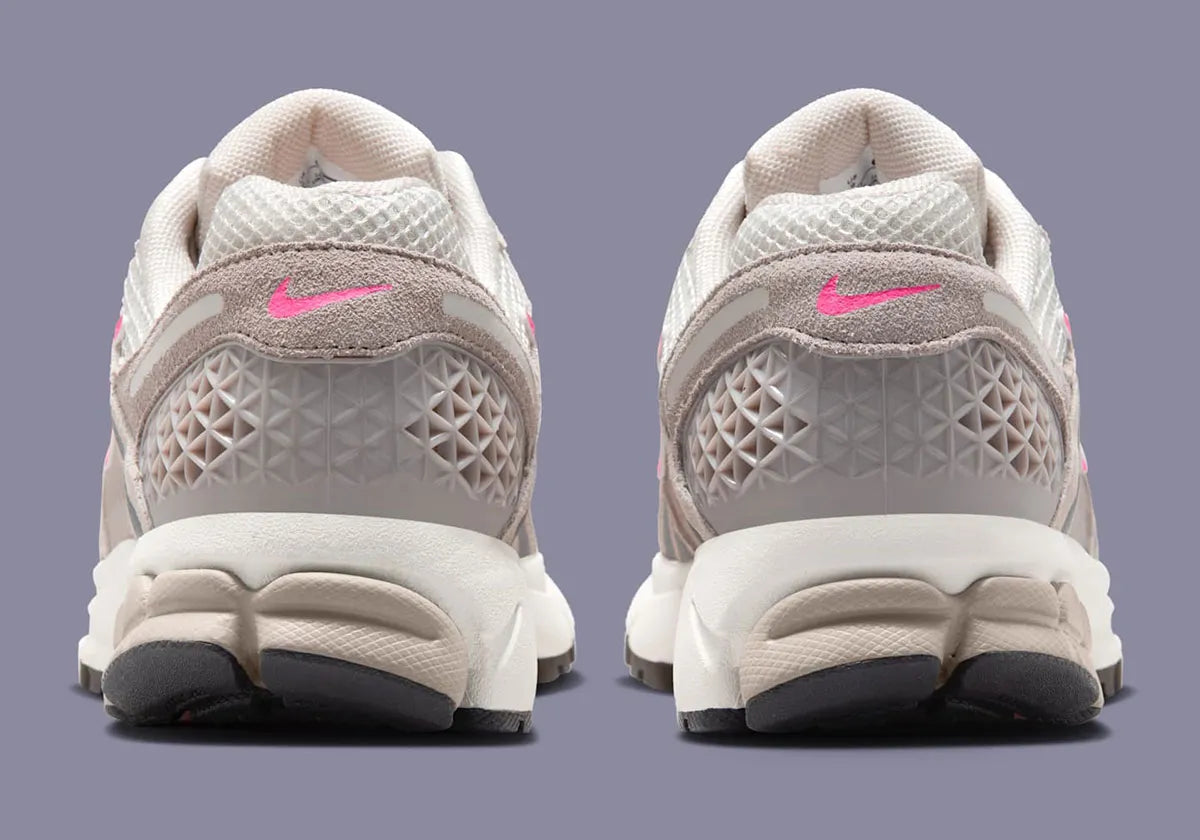 Sneakers Nike Zoom Vomero 5 pour femme en College Grey, Light Bone et Medium Ash Sail avec mesh respirant et amorti Zoom Air premium