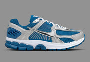 Sneakers Nike Zoom Vomero 5 en maille respirante avec renforts synthétiques, coloris Court Blue et Metallic Silver, technologie Zoom Air.