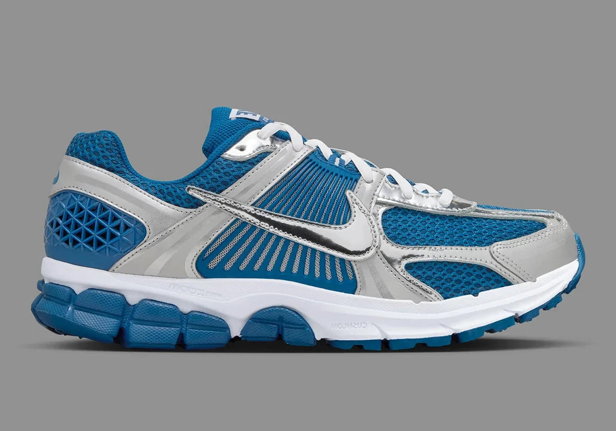 Sneakers Nike Zoom Vomero 5 en maille respirante avec renforts synthétiques, coloris Court Blue et Metallic Silver, technologie Zoom Air.
