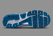 Sneakers Nike Zoom Vomero 5 en maille respirante avec renforts synthétiques, coloris Court Blue et Metallic Silver, technologie Zoom Air.