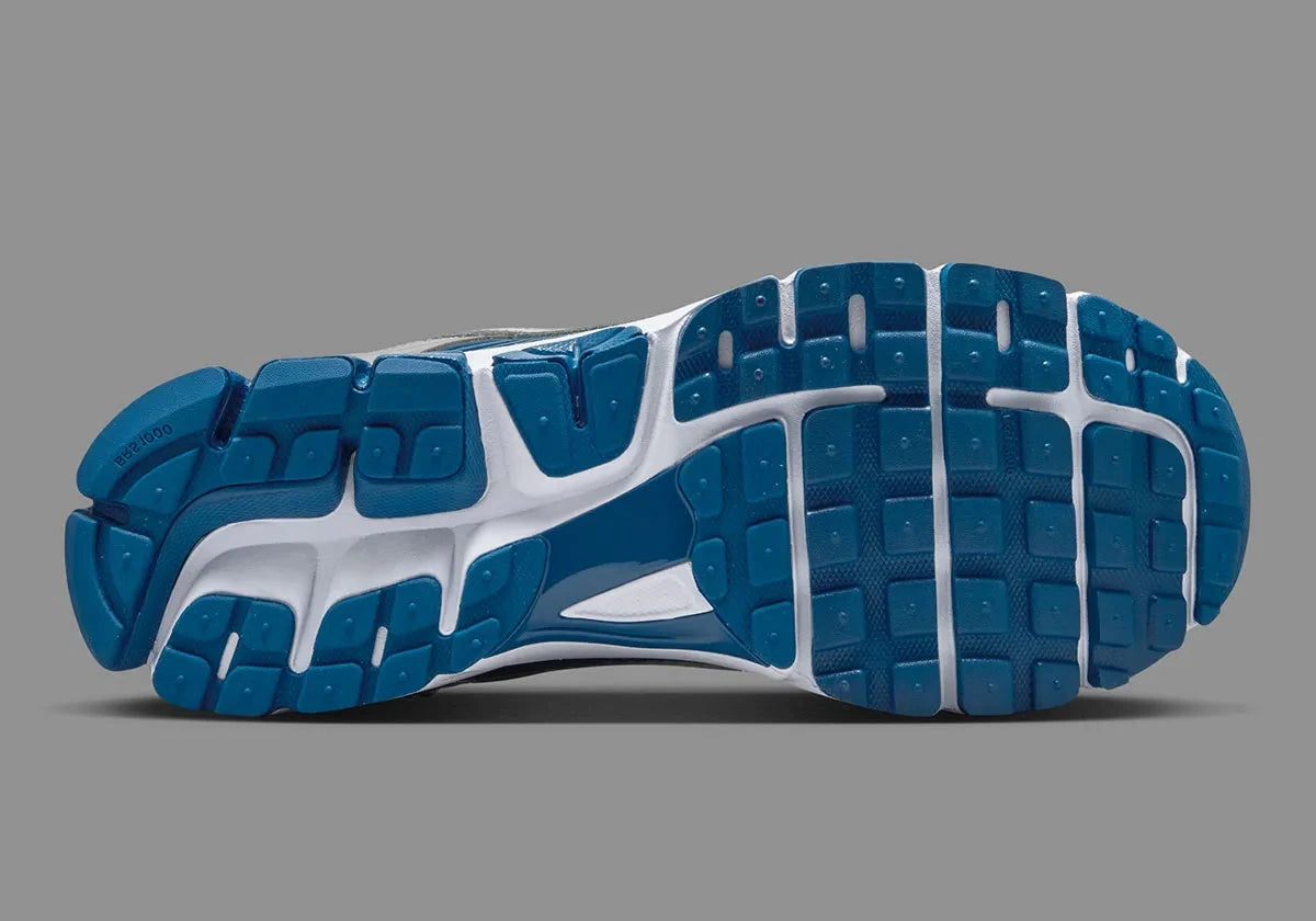 Sneakers Nike Zoom Vomero 5 en maille respirante avec renforts synthétiques, coloris Court Blue et Metallic Silver, technologie Zoom Air.