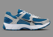 Sneakers Nike Zoom Vomero 5 en maille respirante avec renforts synthétiques, coloris Court Blue et Metallic Silver, technologie Zoom Air.