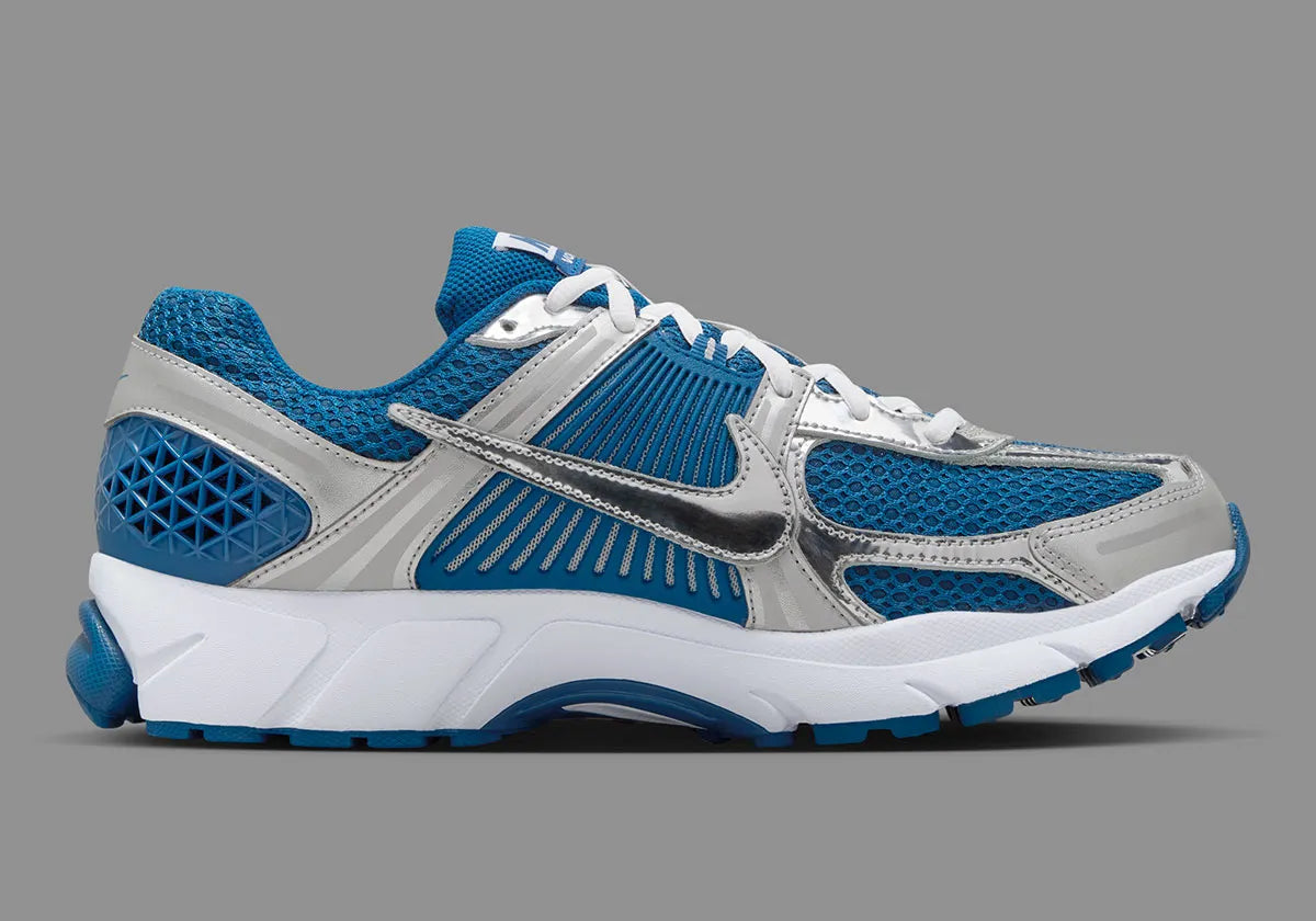 Sneakers Nike Zoom Vomero 5 en maille respirante avec renforts synthétiques, coloris Court Blue et Metallic Silver, technologie Zoom Air.