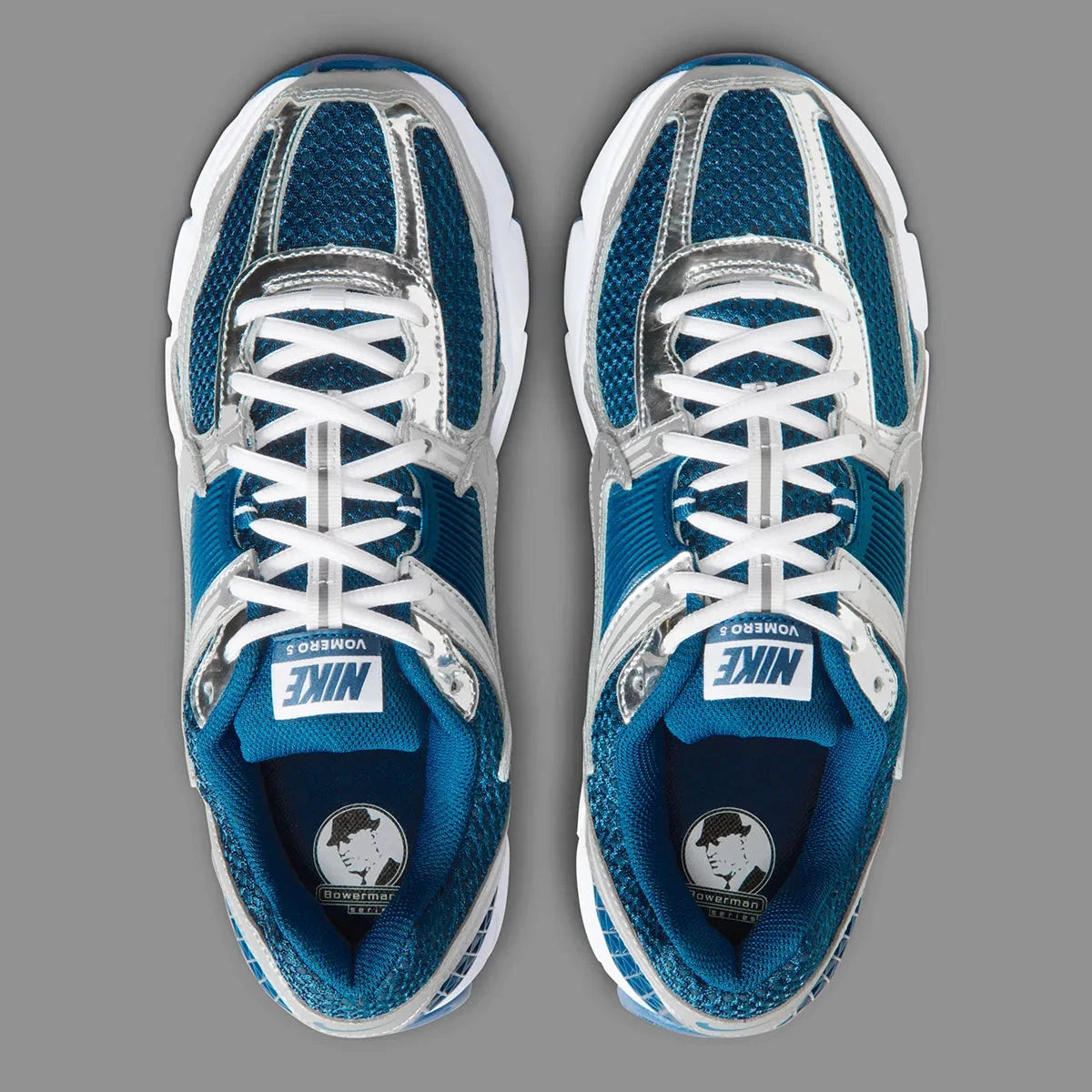 Sneakers Nike Zoom Vomero 5 en maille respirante avec renforts synthétiques, coloris Court Blue et Metallic Silver, technologie Zoom Air.
