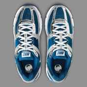 Sneakers Nike Zoom Vomero 5 en maille respirante avec renforts synthétiques, coloris Court Blue et Metallic Silver, technologie Zoom Air.