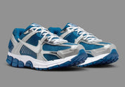 Sneakers Nike Zoom Vomero 5 en maille respirante avec renforts synthétiques, coloris Court Blue et Metallic Silver, technologie Zoom Air.