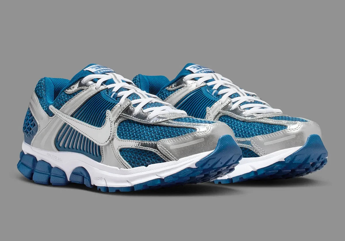 Sneakers Nike Zoom Vomero 5 en maille respirante avec renforts synthétiques, coloris Court Blue et Metallic Silver, technologie Zoom Air.