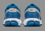 Sneakers Nike Zoom Vomero 5 en maille respirante avec renforts synthétiques, coloris Court Blue et Metallic Silver, technologie Zoom Air.