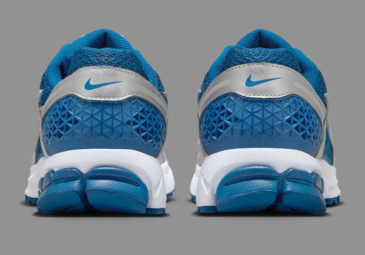 Sneakers Nike Zoom Vomero 5 en maille respirante avec renforts synthétiques, coloris Court Blue et Metallic Silver, technologie Zoom Air.