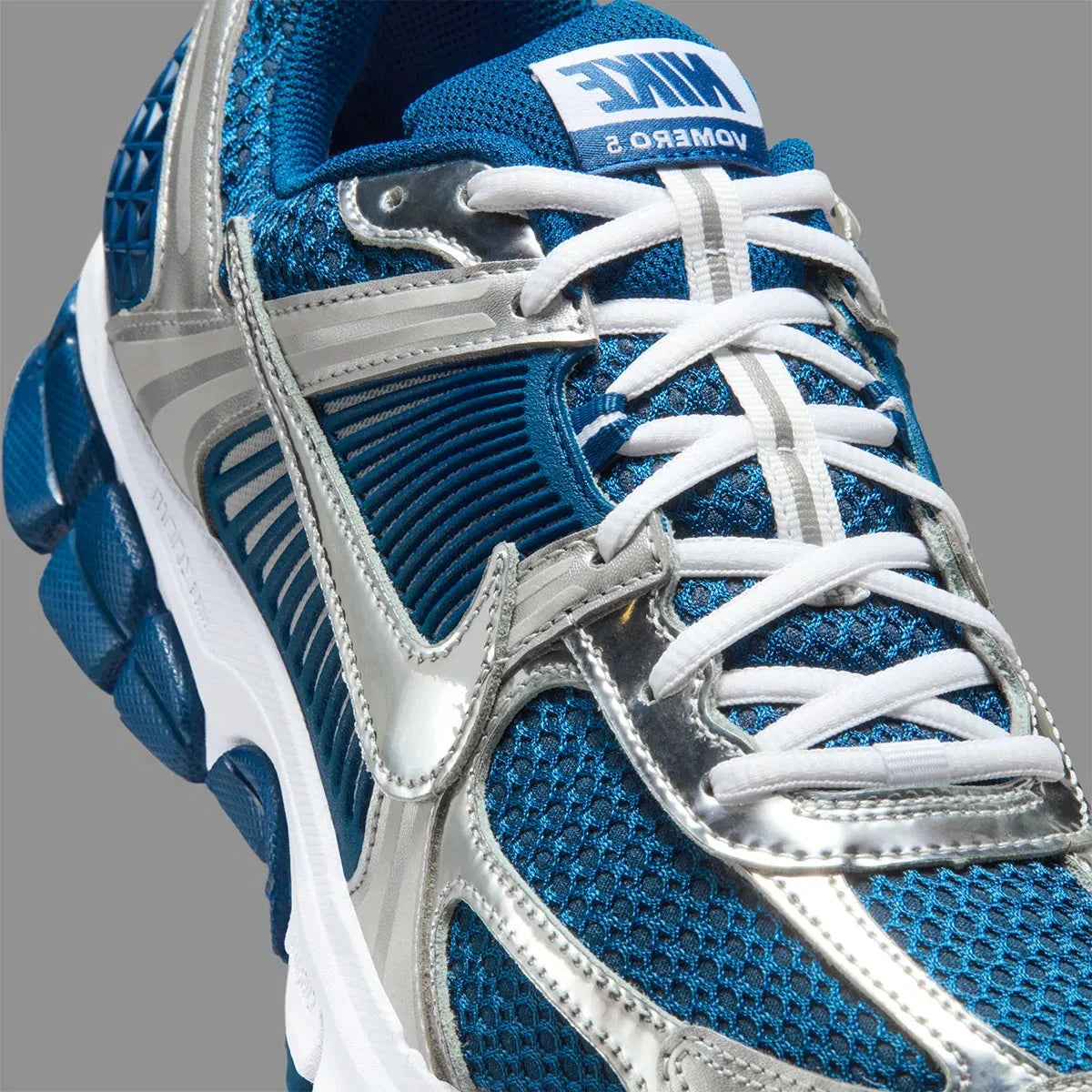 Sneakers Nike Zoom Vomero 5 en maille respirante avec renforts synthétiques, coloris Court Blue et Metallic Silver, technologie Zoom Air.