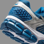 Sneakers Nike Zoom Vomero 5 en maille respirante avec renforts synthétiques, coloris Court Blue et Metallic Silver, technologie Zoom Air.