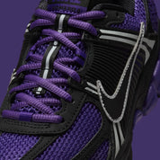 Sneakers Nike Zoom Vomero 5 femme en Black et Court Purple avec mesh respirant et amorti Zoom Air premium.