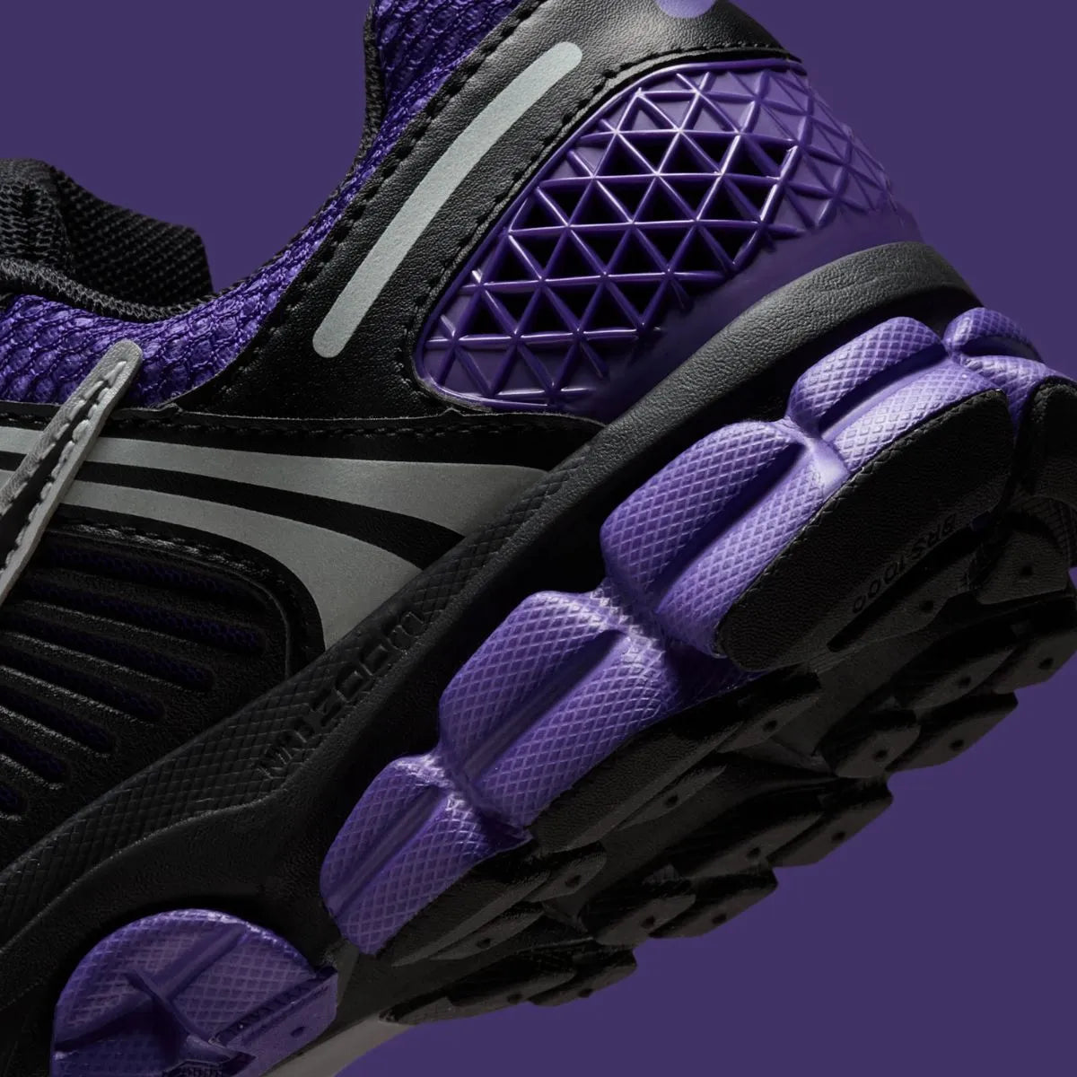 Sneakers Nike Zoom Vomero 5 femme en Black et Court Purple avec mesh respirant et amorti Zoom Air premium.