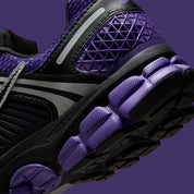 Sneakers Nike Zoom Vomero 5 femme en Black et Court Purple avec mesh respirant et amorti Zoom Air premium.