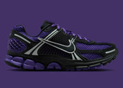 Sneakers Nike Zoom Vomero 5 femme en Black et Court Purple avec mesh respirant et amorti Zoom Air premium.