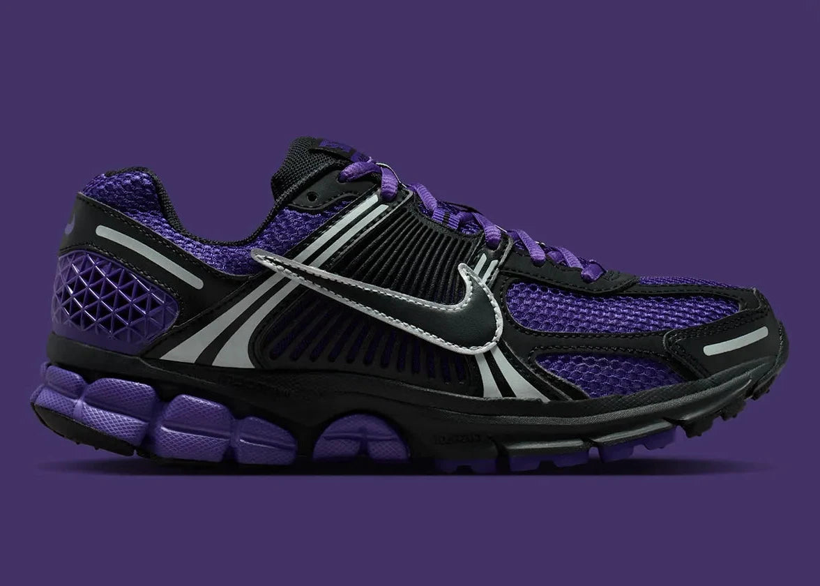 Sneakers Nike Zoom Vomero 5 femme en Black et Court Purple avec mesh respirant et amorti Zoom Air premium.