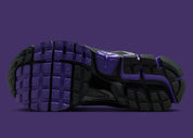Sneakers Nike Zoom Vomero 5 femme en Black et Court Purple avec mesh respirant et amorti Zoom Air premium.