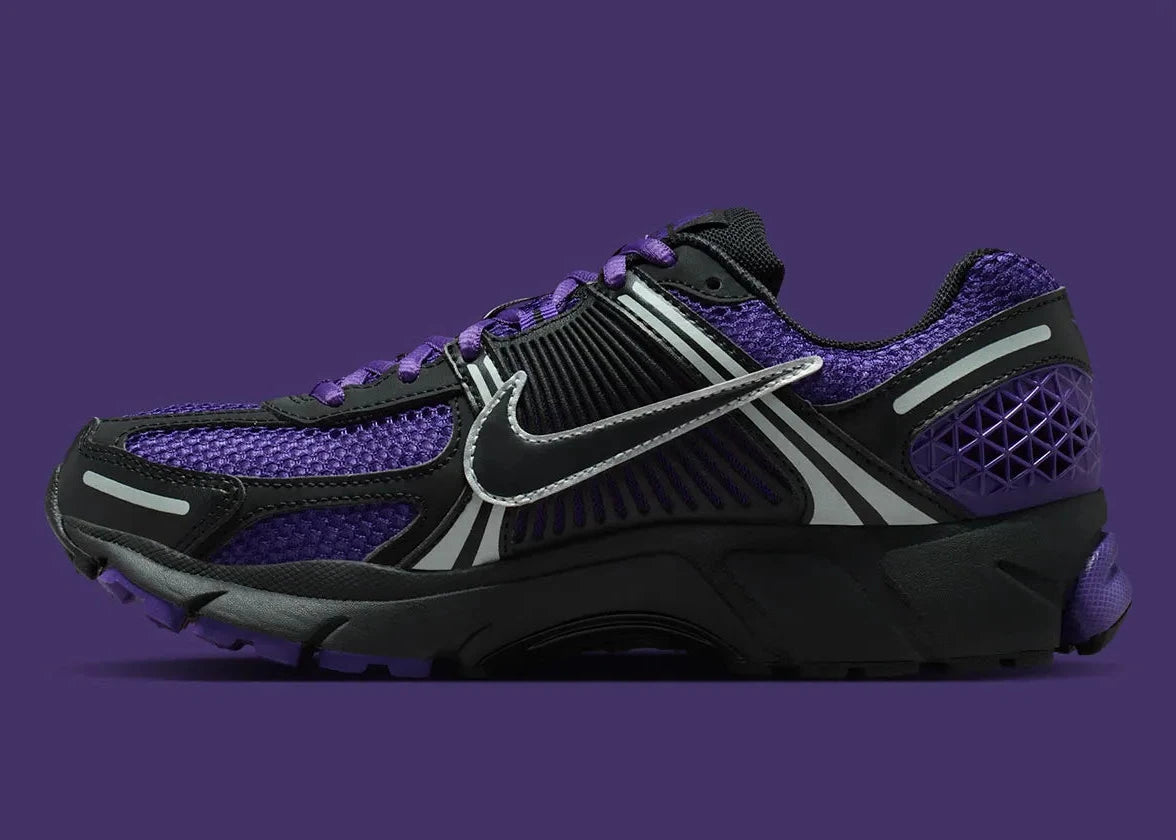 Sneakers Nike Zoom Vomero 5 femme en Black et Court Purple avec mesh respirant et amorti Zoom Air premium.