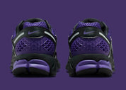 Sneakers Nike Zoom Vomero 5 femme en Black et Court Purple avec mesh respirant et amorti Zoom Air premium.