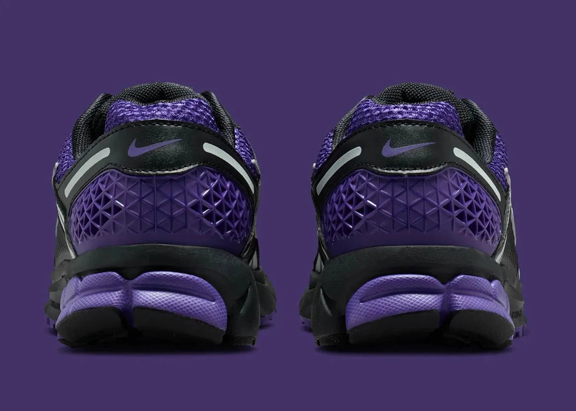 Sneakers Nike Zoom Vomero 5 femme en Black et Court Purple avec mesh respirant et amorti Zoom Air premium.