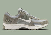 Nike Zoom Vomero 5 Dark Stucco – sneaker en mesh gris avec amorti Zoom Air et semelle caoutchouc, vue de face intérieure