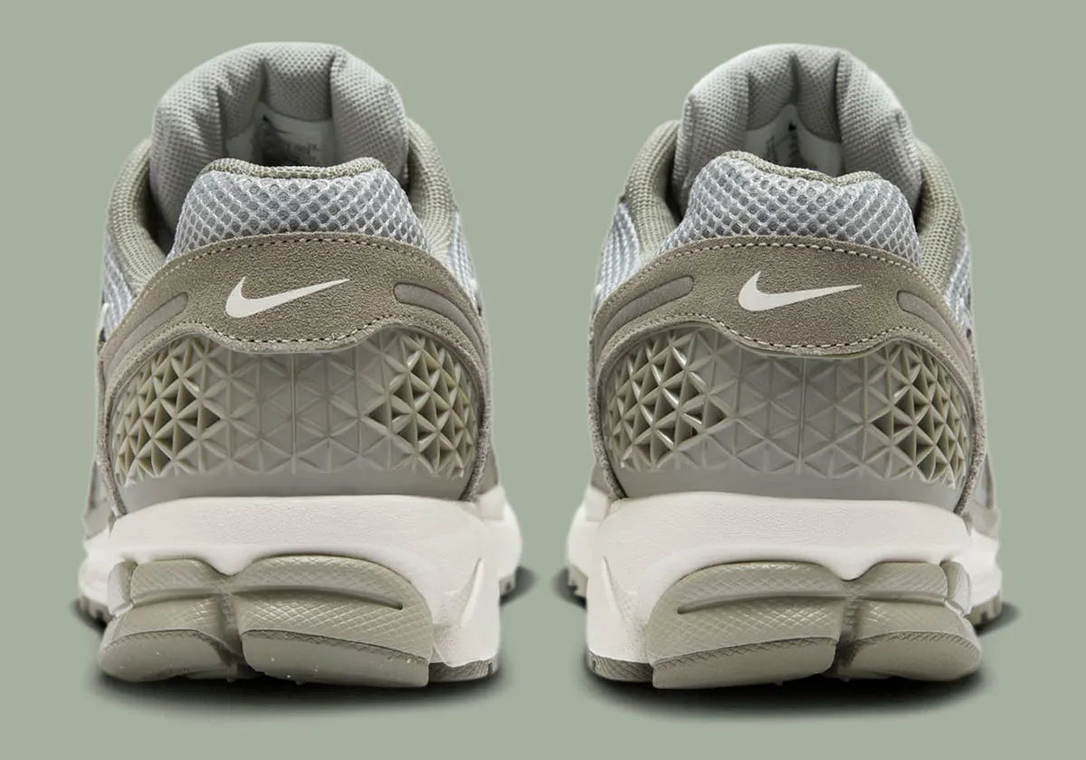 Nike Zoom Vomero 5 Dark Stucco – sneaker en mesh gris avec amorti Zoom Air et semelle caoutchouc, vue arrière 