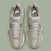 Nike Zoom Vomero 5 Dark Stucco – sneaker en mesh gris avec amorti Zoom Air et semelle caoutchouc, vue de haut