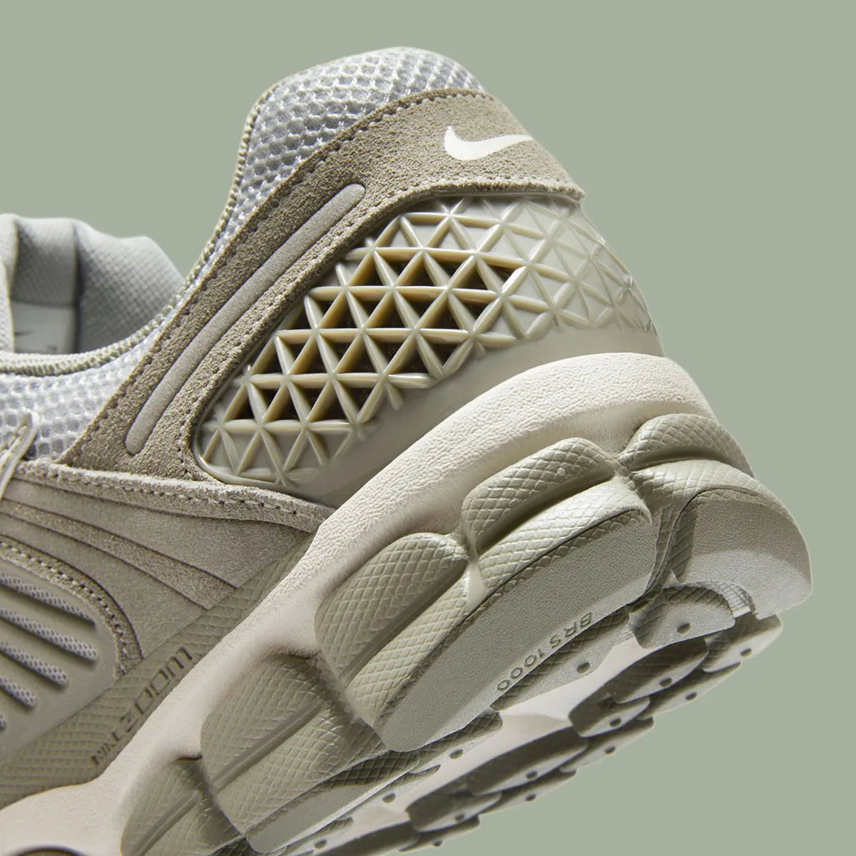 Nike Zoom Vomero 5 Dark Stucco – sneaker en mesh gris avec amorti Zoom Air et semelle caoutchouc, vue zoomer arrière 