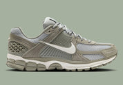 Nike Zoom Vomero 5 Dark Stucco – sneaker en mesh gris avec amorti Zoom Air et semelle caoutchouc, vue de face