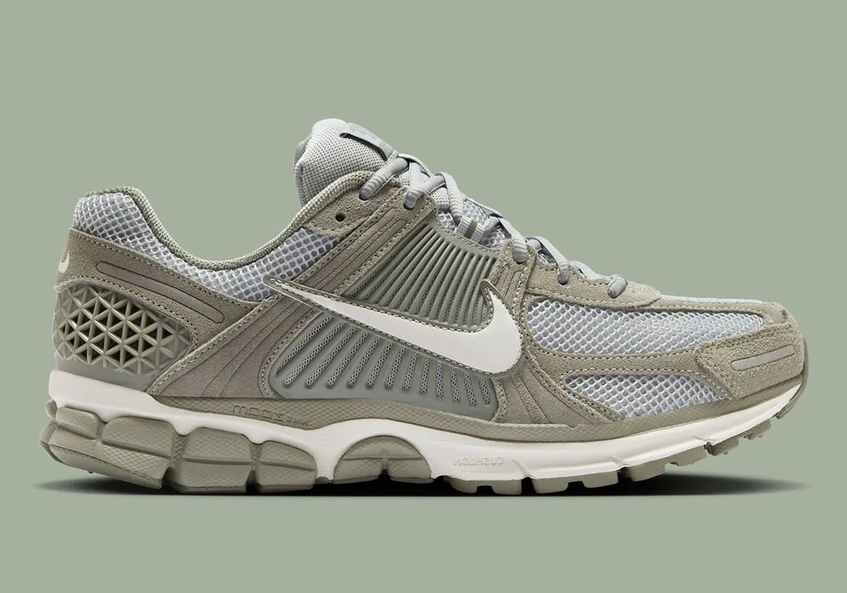 Nike Zoom Vomero 5 Dark Stucco – sneaker en mesh gris avec amorti Zoom Air et semelle caoutchouc, vue de face