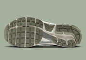 Nike Zoom Vomero 5 Dark Stucco – sneaker en mesh gris avec amorti Zoom Air et semelle caoutchouc, vue de la semelle