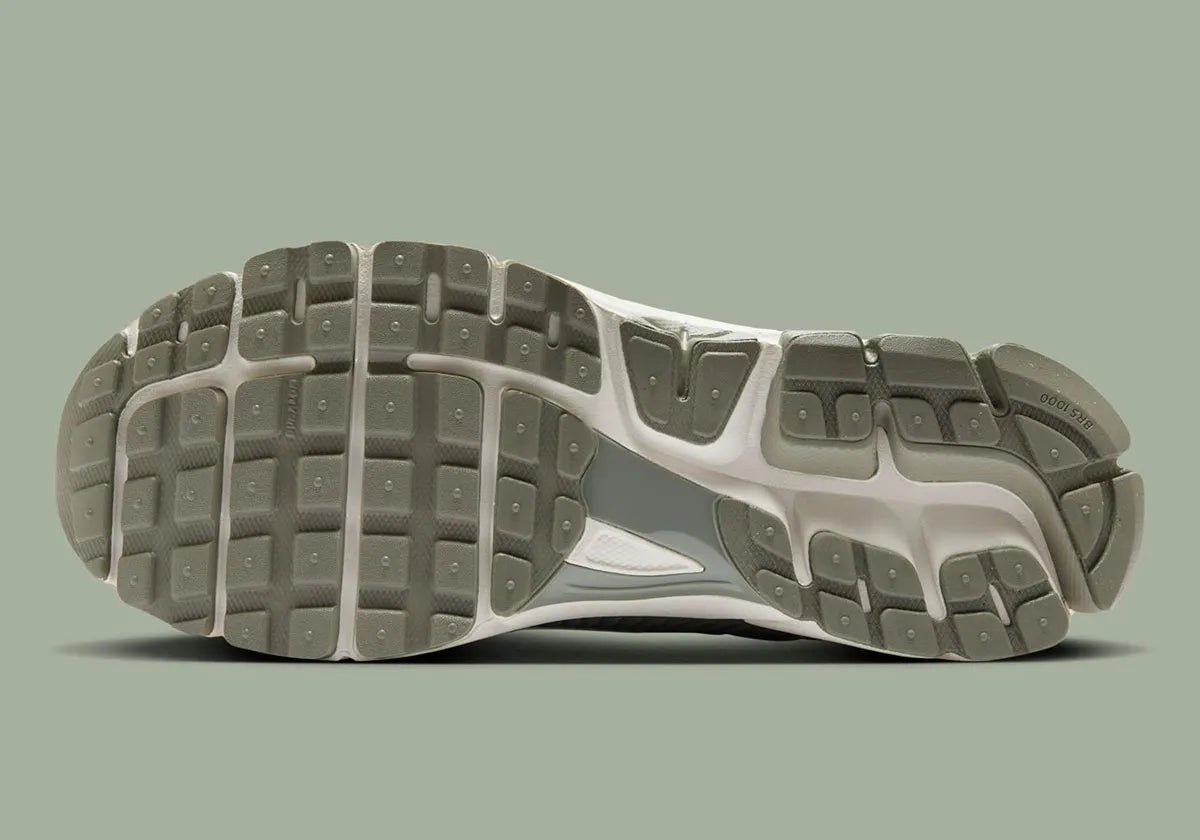 Nike Zoom Vomero 5 Dark Stucco – sneaker en mesh gris avec amorti Zoom Air et semelle caoutchouc, vue de la semelle